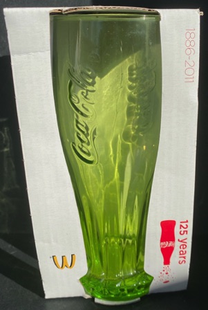 32166-1 € 4,00 coca cola glad Mac Donalds dop onderzijde kleur licht groen.jpeg